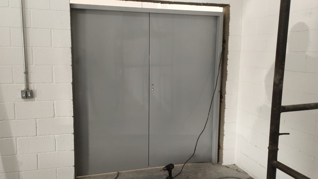 Porta Metálica.